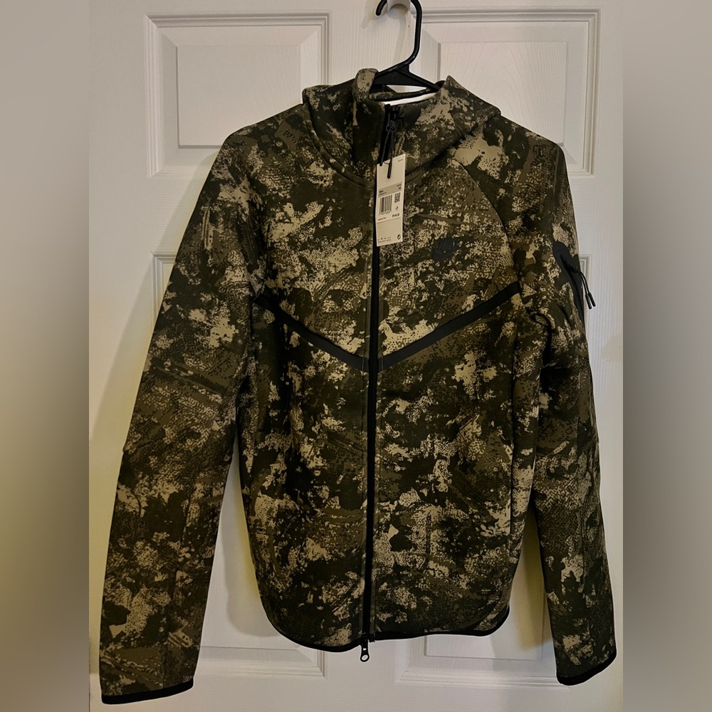 Nike Men's Tech Fleece Full-Zip Camo Windrunner Jacket